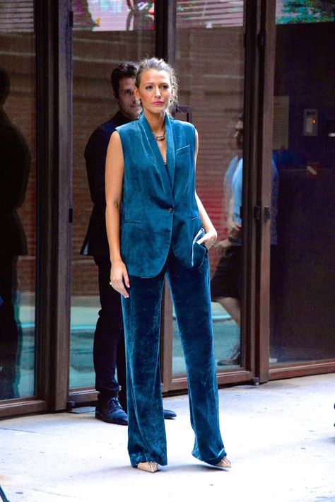 Blake Lively Outfits, Black Lively, Blake Lively Style, Celebrity Street Style, Perfect Style, Blake Lively, New Classic, Street Style Outfit, Blue Velvet