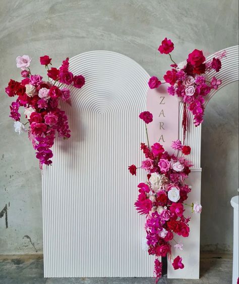 Viva Magenta Wedding Decor, Bridal Shower Backdrop Flowers, Pink Floral Backdrop, Viva Magenta Wedding, Hot Pink Bridal Shower Ideas, Magenta Wedding Decorations, Magenta Wedding Theme, Bright Pink Wedding, Fuschia Wedding