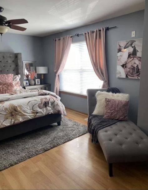 Cute Bedroom Ideas For Small Rooms Cozy Blue, Make Up Room Aesthetic, Mother In Law Room Ideas Bedrooms, Glam Cozy Bedroom, Living Room With Mirror Ideas, Bedroom Set Up Ideas, Adult Women Bedroom Ideas Decor, Cozy Glam Bedroom, Girl Apartment Decor