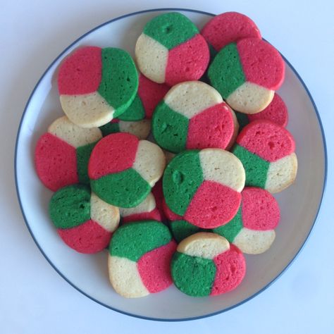 TRI-COLORED MINT HOLIDAY COOKIES~use orange instead of red Mint Christmas Cookies, Mint Sugar Cookies, Mint Christmas, Sugar Cookie Recipe Easy, Mint Cookies, Easy Sugar Cookies, Green Food Coloring, Red Food Coloring, Red Food