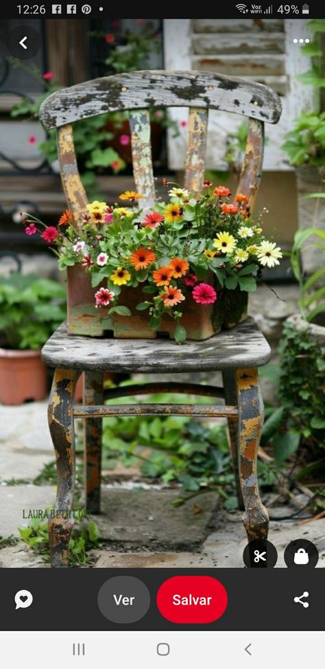 Rustic Country Backyard Ideas, Chair Garden, Deco Champetre, Upcycle Garden, Garden Junk, Garden Whimsy, Potting Sheds, Front Patio, Outdoor Decorating