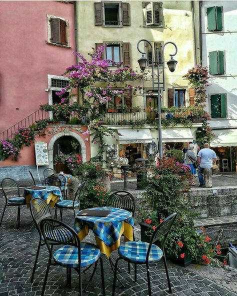 Limone Italy, Italy Tourism, Lake Garda Italy, Garda Italy, Sidewalk Cafe, Italy Summer, Italy Holidays, Verona Italy, Venice Travel