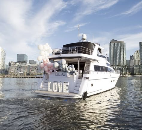 Small Boat Wedding Ideas, Boat Decorating Ideas Party, Bachelorette Party Yacht, Boat Wedding Decorations, Party On A Yacht, Yacht Party Theme, Billionaire Yacht, Picnic Boat, Party Yacht