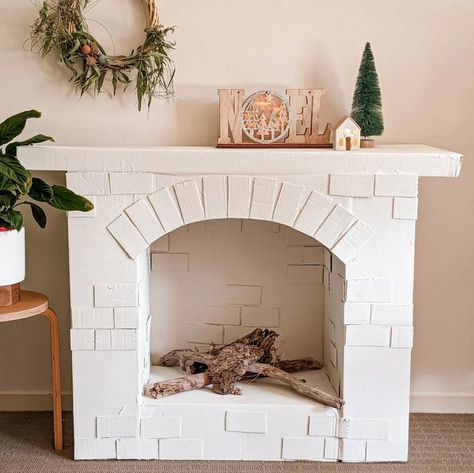 white cardboard fireplace Fireplace Ideas For Christmas, Faux Fireplace Diy Cardboard, Nature Arts And Crafts, Empty Fireplace Ideas, Diy Christmas Fireplace, Xmas Fireplace, Cardboard Fireplace, Holiday Window Display, Fake Fireplace