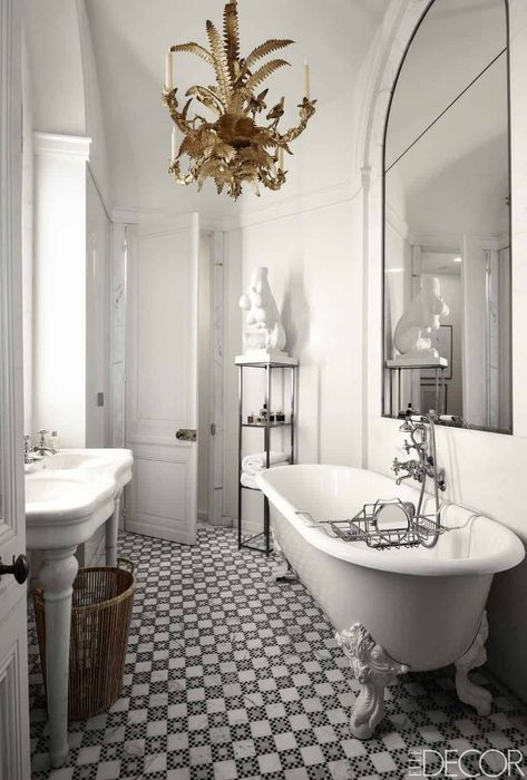 Parisian Bathroom, Luxe Bathroom, Black White Bathrooms, Bathroom Design Trends, Bad Inspiration, Salon Interior Design, Guest Bathrooms, Bathroom Trends, Trendy Bathroom