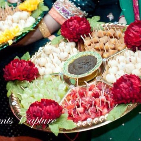 Amazing Thaal Decoration Ideas with Sweets for Different Events ... Mehndi Taals Ideas, Pakistani Mehndi Decor, Mehndi Platter, Wedding Trays, Mehndi Function, Mehendi Decor Ideas, Mehndi Party, Mehndi Night, Mehndi Ceremony