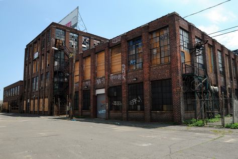 U-Haul making the move to reuse old factory Abandoned Factory Exterior, Old Warehouse Exterior, Old Factory Architecture, Industrial Facade Design, Old Factory Renovation, Renovated Factory, Warehouse Facade, Warehouse Exterior, Industrial Pollution