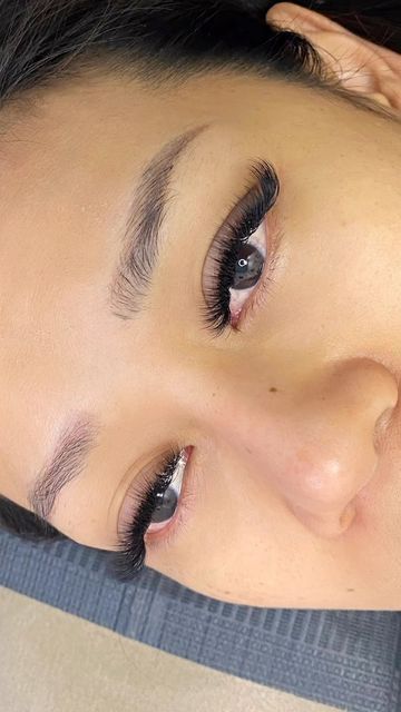 𝕃𝔸𝕊 𝕍𝔼𝔾𝔸𝕊 l LASH ARTIST on Instagram: "It’s a process to look this good…. The second picture is less than an hour into the fill and look how uniform is it already. I always like to lay a base across each lashes first to covered up an gaps then I’ll proceed to layer the lashes. To get this look ⇩⁣⁣ ▫️0.05 CC curl⁣ 9-15mm ▫️0.05 D curl 16-17mm on the outer corner for a kitten eye shape _____________________________ Tap BOOK NOW in bio to book online 📲 Save this post for inspo ✨ ▫️New clie Kitten Eyes, Eye Corner, Lashes Fake Eyelashes, Long Outer, Eye Shape, Volume Lashes, Lash Artist, Fake Eyelashes, Artist On Instagram