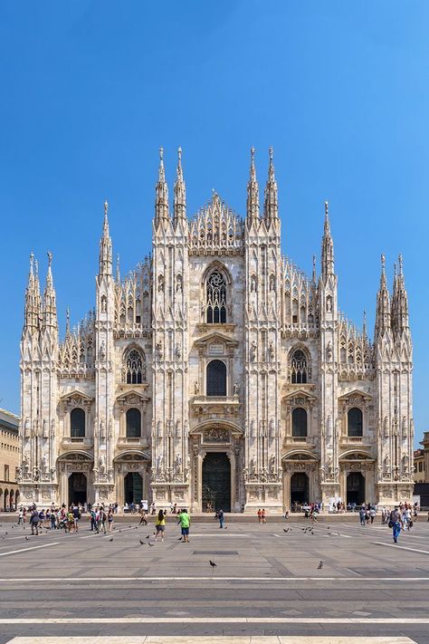 Duomo Milan, Egyptian Architecture, Milan Travel, Milan Cathedral, Italy Architecture, Italian Vacation, Cathedral Architecture, Historical Buildings, Italy Aesthetic