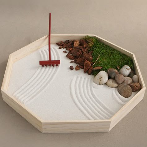 Jardin Zen Interior, Mini Zen Garden Ideas, Diy Zen Garden, Zen Trädgård, Jardin Zen Miniature, Mini Jardin Zen, Desktop Zen Garden, Miniature Zen Garden, Tattoo Plant