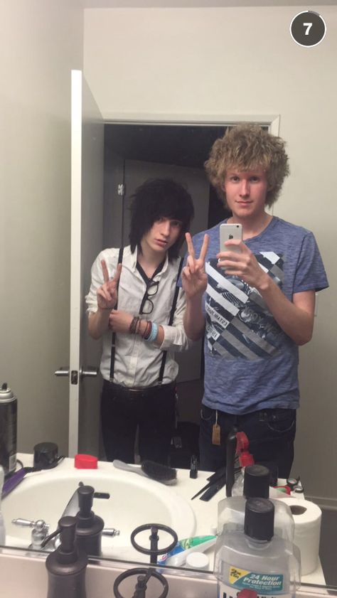 Johnnie and Bryan Bryan Stars, Johnnie Guilbert, Vr Goggle, Youtubers, Mirror Selfie, Stars