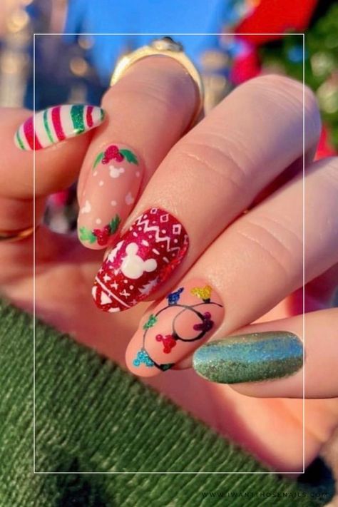 Christmas is a time of joy, warmth, and togetherness. While we decorate our homes and dress up for the season, why not add some holiday cheer to your nails as well? Simple Christmas nails are an easy and fun way to show off your festive spirit. Whether you’re getting ready for a cozy family gathering or a stylish office party, simple Christmas nails can be the perfect accessory. Disney Character Nails Short, Disney Christmas Gel Nails, Christmas Minnie Nails, Disney Nails Winter, Disney Christmas Tattoo, Disney Nail Designs Christmas, Holiday Disney Nails, Disney Theme Nails Design, Disney Christmas Nail Designs