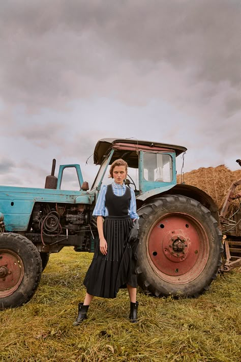 Farmer Fashion, Countryside Fashion, Farm Fashion, Balenciaga Dress, Village Photos, Village Girl, Dreamy Photography, Fashion Photography Inspiration, Outdoor Fashion