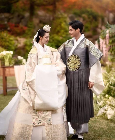 Korean Wedding Dress Traditional, Hanbok Aesthetic, Korean Wedding Traditions, Traditional Japanese Wedding, Hanbok Wedding Dress, Hanbok Wedding, Asian Traditional Fashion, Ancient Korea, Korean Wedding Dress