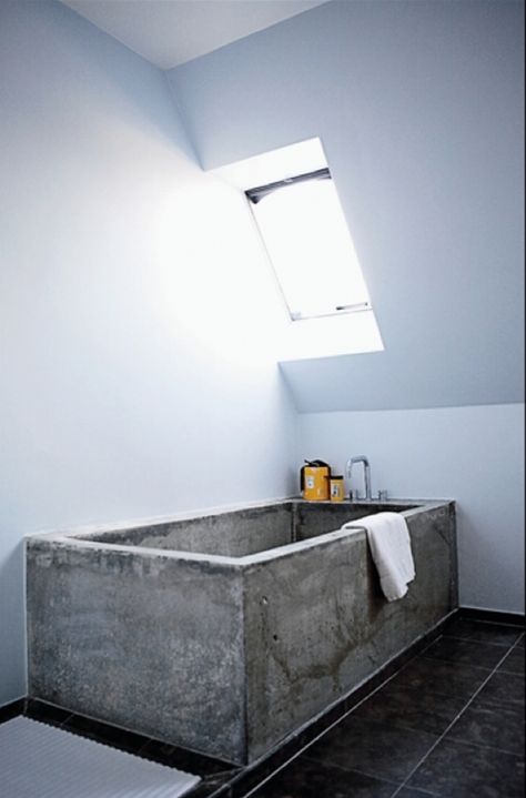 This amazing concrete bathtub makes a real statement. | Concrete is a 2015 trend and it is capable of transform any house into a minimalistic but modern space. See more decor inspirations at http://www.homedesignideas.eu/ Concrete Bathtub, Concrete Bath, Gray And White Bathroom, Concrete Interiors, Concrete Bathroom, Bad Inspiration, Concrete Sink, Concrete Projects, 아파트 인테리어