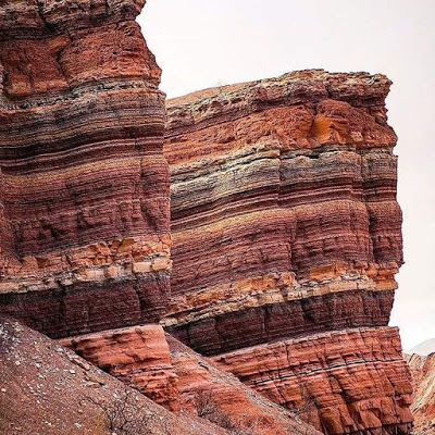 The Beauty of the Desert Earth Layers, Beautiful Valley, Rock Textures, Colorful Mountains, Natural Structures, Andes Mountains, Rammed Earth, Geology Rocks, Sedimentary Rocks