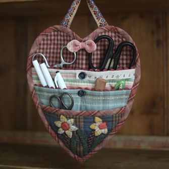 Heart Tailor https://naamayehuda.com/2017/07/14/heart-tailor/ Heart Sewing, Sewing Caddy, Projek Menjahit, Sewing Case, Sewing Kits, Heart Pocket, Trendy Sewing, Needle Cases, Small Sewing Projects