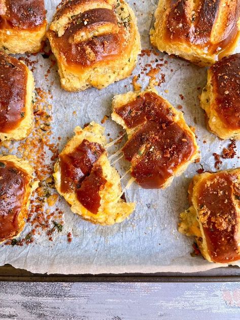 Today, we’re making Cheesy Garlic Pretzel Buns! Let me just paint you a little picture. Imagine a soft pretzel, a grilled cheese, and a loaf of garlic bread had a baby. That sounds like a naughty little slice of heaven, doesn’t it? Well, what if I told you that’s exactly what we’re making today. Buckle up, because we’re going on an epic ride for this one!We’re going to start with some Hawaiian pretzel slider buns. I freaking love these little buns. They’re a little sweet. They’re a l… Pretzel Bun Sliders, Pretzel Sliders, Garlic Buns, Pretzel Buns, Pretzel Bread, Pretzel Cheese, Pretzel Rolls, Cheese Buns, Pretzel Bun