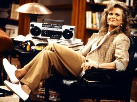 "Murphy Brown" in comfy Keds. 90s Fashion For Women, Brown Outfits, Candice Bergen, Murphy Brown, Flamboyant Natural, 90s Fashion Women, Tv Characters, Old Tv, No Me Importa