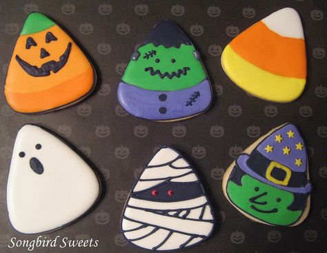 1 cutter - many cute designs. Great for easton's birthday. Halloween Candy Corn Cookies, Candy Corn Cookie, Candy Corn Sugar Cookies, Corn Cookies, Halloween Sugar Cookies Decorated, Candy Corn Cookies, Postres Halloween, Cookies Halloween, Halloween Cookies Decorated