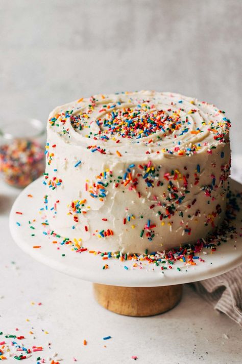 This is the BEST funfetti cake recipe! It's super moist, soft, and loaded with vanilla and sprinkles. It's smothered in a simple American buttercream to make a perfect classic birthday cake. #funfetti #birthdaycake #funfetticake #layercake #butternutbakery | butternutbakeryblog.com Butternut Bakery, Moist Vanilla Cake, Baking Journal, 6 Cake, Vanilla Cake Recipe, Funfetti Cake, Dessert Bar, Cute Birthday Cakes, White Cake