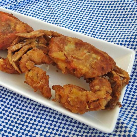 These fried soft-shell crabs are lightly breaded and cook in minutes. They're golden brown and crisp on the outside, tender and sweet on the inside. Fried Crabs Recipe, Soft Shell Crab Recipe, Fried Frog Legs, Fried Soft Shell Crab, Fried Crab, Crab Recipe, Succulent Cake, Ranch Chicken Casserole, Mushroom Dish