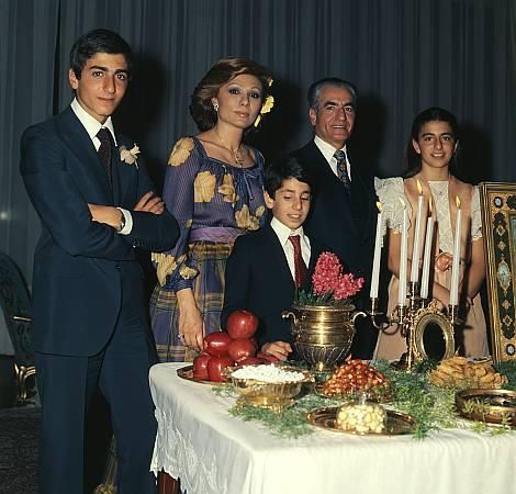 Norouz, Iranian New Year / Royal Family Niavaran Palace, Mohammad Rezā Shāh, Iranian New Year, Pahlavi Dynasty, Farah Diba, The Shah Of Iran, Iran Pictures, Royal King, Persian Culture