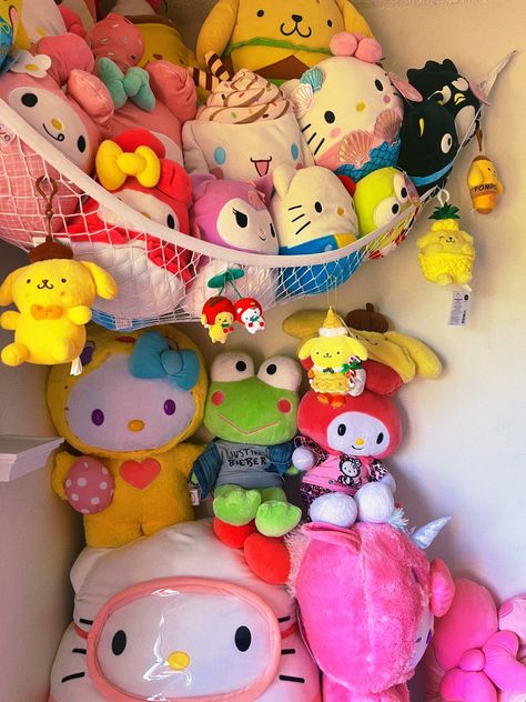 Squishmallows Room Decor, Squishmallow Aesthetic Room, Squishmallows Decor, Squishmallows Aesthetic Room, Sanrio Bedroom Aesthetic, Cute Sanrio Plushies, Room Ideas Sanrio, Pompompurin Room, Squishmallows Room