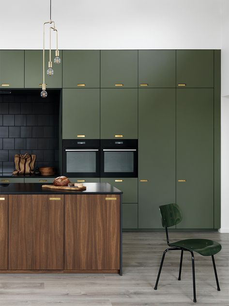 Olive Green Kitchen, Kitchen Color Trends, Rustic Country Kitchens, Kitchen Design Trends, Green Cabinets, Kitchen Color, Dark Olive Green, Green Interiors, Green Kitchen