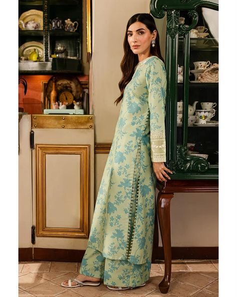 💬 your favourite lawn Silk CO-Ord !! www.brandaffection.uk Link in bio 👆 #designerlawn #designerlawnsuitsuk #silksuits #lawnsilk #lawnreadytowear #asianfashionuk #desiclothesuk #pakistanicasualclothesuk #ukdesifashion #eidoutfits #baroqueofficial #pakistanidesignerwearuk #asianwearuk #pakistaniclothinguk #pakistanisuitsuk Long Shirts For Women Pakistani, Dress Design Pakistani, Lawn Dress Design, Apple Green Color, Simple Dress Casual, Design Kurta, Stylish Kurtis Design, Lawn Design, Dress Designing