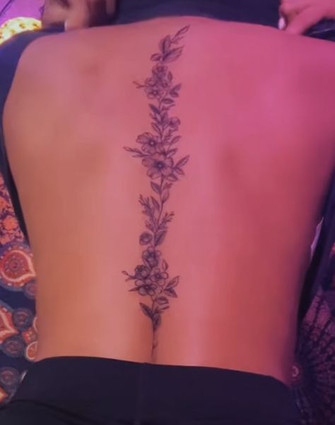 Flower Spine Tattoos, Basic Tattoos, Tattoos For Women Flowers, Spine Tattoos For Women, Pretty Tattoos For Women, Dope Tattoos For Women, Stylist Tattoos, Cute Tattoos For Women, Classy Tattoos