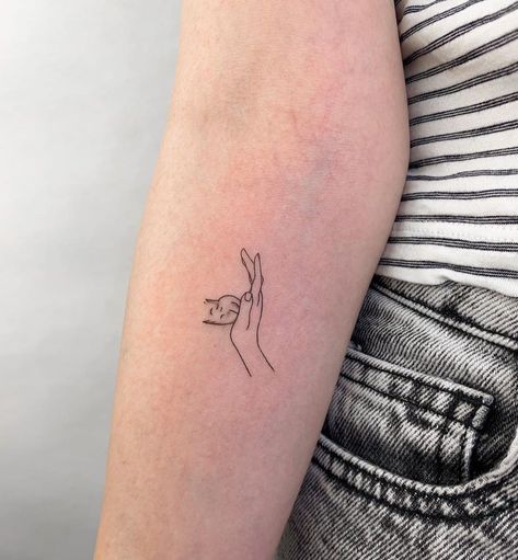 tattoo minimalism minimaltattoo dövme minimaldövme cat catstattoo Fine Like Cat Tattoo, Tattoos To Get For Your Cat, Minimal Tattoo For Hand, Tattoo Minimal Women, Cat And Hand Tattoo, Polydactyl Cat Tattoo, Small Minimal Tattoos For Women, Cat And Woman Tattoo, Minimal Cat Tattoo Line