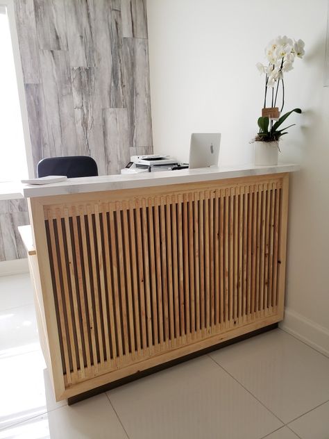 Wood Slat Reception Desk, Natural Wood Reception Desk, Spa Front Desk Reception Areas, Design Reception Desk, Wooden Reception Desk, Supermarket Design Interior, Wood Reception Desk, Beauty Salon Posters, Wooden Panelling