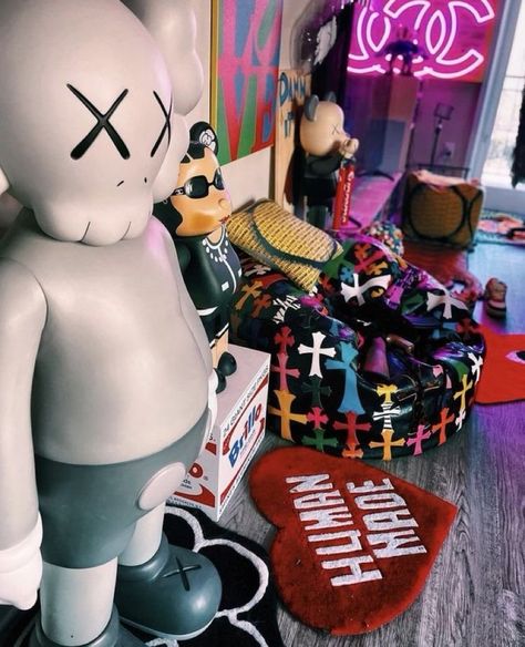 Drip Room Ideas, Hype Room Ideas, Kaws Living Room Decor, Kaws Room Decor, Hypebeast Apartment, Sneakerhead Room, Hypebeast Room, Hype Beast, Chill Room