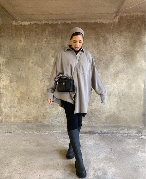 knee high chunky boots oversized taupe jersey shirt picnic bag layering season modesty club turbanista Knee High Chunky Boots, Outfits With Knee High Boots, Outfit Modest, Hijabi Outfit, Modest Outfit, Clean Girl Aesthetic, Picnic Bag, Hijabi Outfits, Chunky Boots