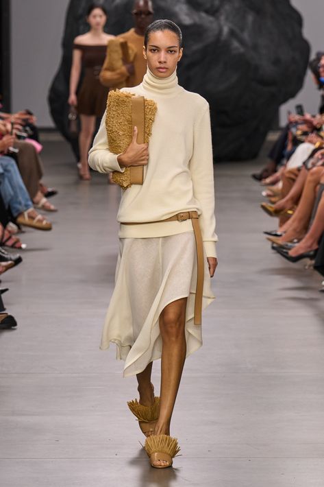 Spring Summer 2025 Runway, Ss25 Color Trends, Ss25 Fashion Trends, Ss25 Runway, Outfit Building, Fashion 2025, 2025 Spring, Trends 2025, Spring Runway