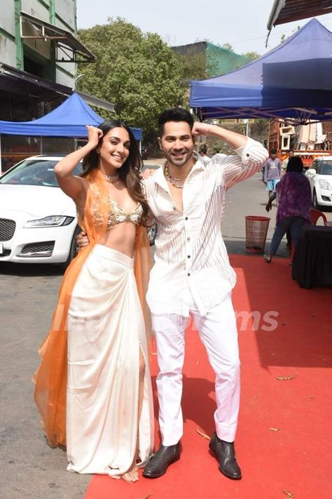 Kiara Advani opted for an indo-western look for the promotions of Jug Jugg Jeeyo while Varun Dhawan opted for an all white look. Kiara Advani Lehenga, Neetu Kapoor, Indo Western Outfits For Women, Mehendi Outfit, Grad Outfits, Anil Kapoor, Lily Maymac, Haldi Outfit, Diwali Outfits