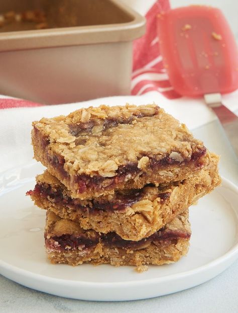 These super simple Oatmeal Raspberry Bars are always such a hit. I love that I always have everything in my kitchen to make these! - Bake or Break #raspberry #oatbars Jam Bars, Strawberry Sugar Cookies, Cranberry Oatmeal, Fruity Recipes, Raspberry Bars, Strawberry Oatmeal, Vegan Oatmeal, Dessert Aux Fruits, Oatmeal Bars