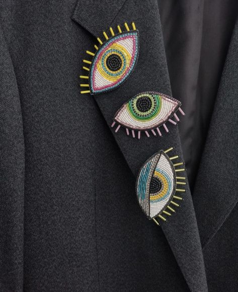 Eye Brooch, Diy Fabric Jewellery, Embroidered Eyes, Tambour Embroidery, Brooch Diy, Basic Embroidery Stitches, Bead Embroidery Patterns, Outwear Coat, Hand Embroidery Art