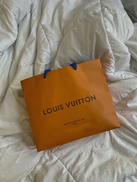 Lv Packaging, Lui Viton, Chanel Poster, Branding Design Packaging, Story Ig, Neutral Aesthetic, Louis Vuitton Designer, Bags Aesthetic, Design Packaging