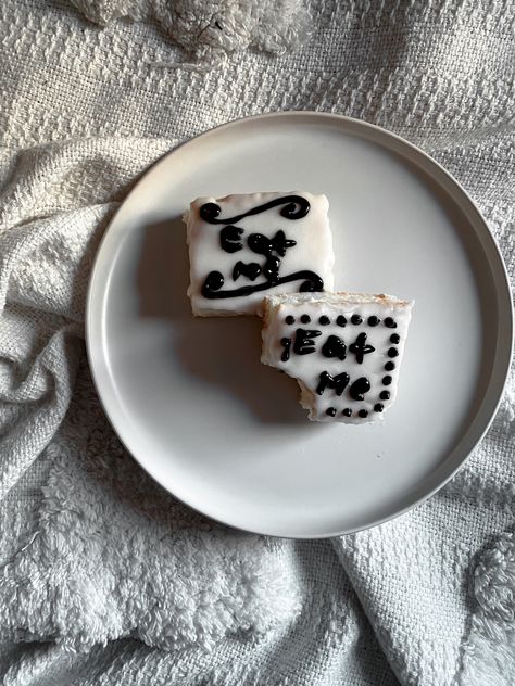 Tim Burton Inspired Desserts, Tim Burton Bday Party, Alice In Wonderland Baking, Tim Burton Party Food, Tim Burton Cake Ideas, Tim Burton Alice In Wonderland Party, Tim Burton Birthday Party Ideas, Tim Burton Food, Tim Burton Party Ideas