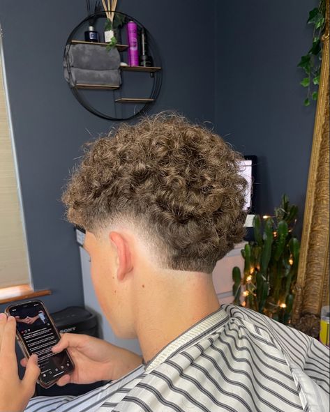 Burst Fade Mohawk Curly Hair, Mens Burst Fade, Burst Fade Haircut, Curly Hair Taper, Curly Taper Fade, Curly Hair Designs, Burst Fade Mohawk, Taper Fade Short Hair, Fade Haircut Curly Hair