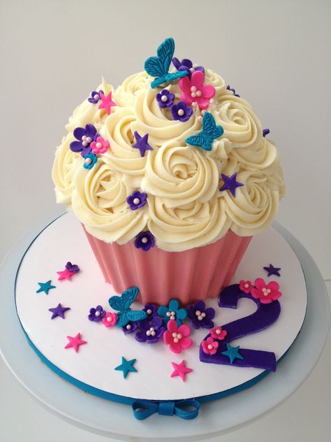 Deco Cupcake, Giant Cupcake Cakes, Big Cupcake, Large Cupcake, Giant Cupcake, Pretty Cupcakes, Cupcakes Decorados, Buttercream Cupcakes, Cupcake Birthday Cake