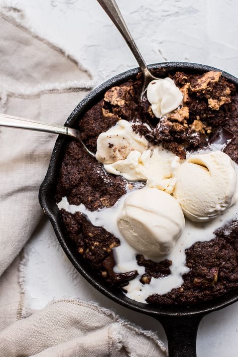 Brownie Skillet, Easy Chocolate Pudding, Skillet Brownie, Food Mill, Paleo Brownies, Molten Chocolate Lava Cake, Chocolate Pudding Cake, Molten Chocolate, Vegan Brownie