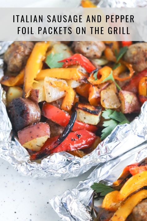 Grill Packets, Grilled Foil Packets, Grilled Italian Sausage, Summer Dinner Recipes Grill, Pack Lunches, Sausage Peppers And Onions, Chile Colorado, Foil Pack Dinners, Foil Packet Dinners