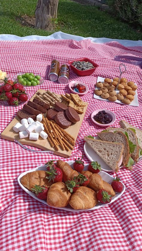 Picnic Party Ideas Food, Picnic Food Ideas Simple Easy, Piknik Date, Piknik Ideas, Picnic Food Ideas Aesthetic, Piknik Aesthetic, Piknik Story, Aesthetic Picnic Ideas, 2 Person Picnic