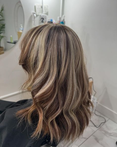 Gotta love chunky 00s highlights! 🔥💖 00s Highlights, Chunky High And Low Lights, Brunette Hair With Chunky Highlights, Kelly Clarkson Chunky Highlights, Chunky Highlights Wavy Hair, Chunky Highlights For Brown Hair Caramel, Light Brown Chunky Highlights, Caramel Chunky Highlights, Chunky Lowlights For Blondes