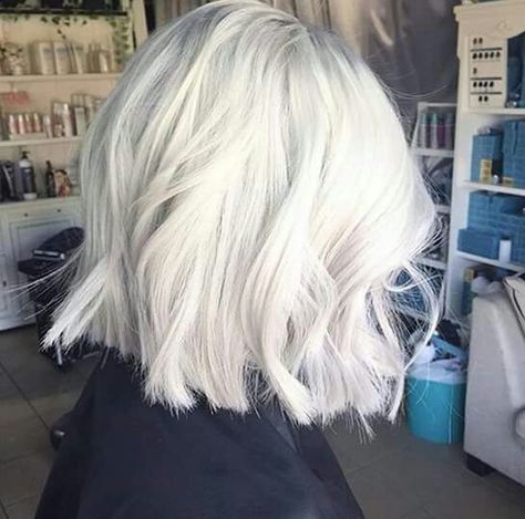 White Short Hair, Best Ombre Hair, Silver White Hair, Short White Hair, Costume Noir, Platinum Hair, Hair Color Techniques, Platinum Blonde Hair, Ombre Hair Color