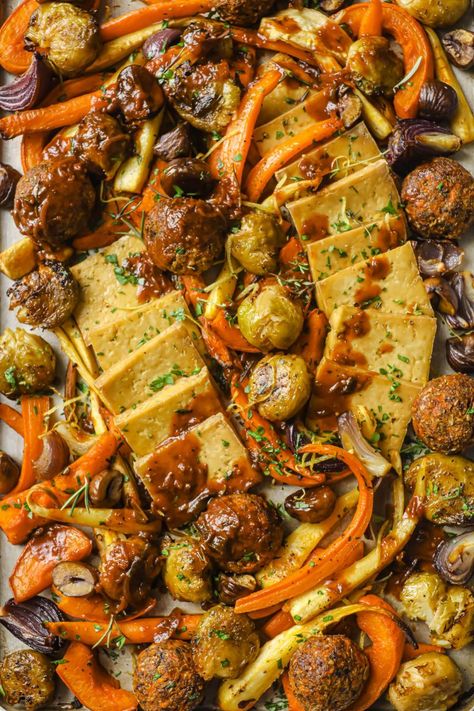 VEGAN CHRISTMAS DINNER TRAYBAKE - Modern Food Stories Veg Tray, Traybake Dinner, Veg Crispy, Vegan Stuffing, Wine Gravy, Red Wine Gravy, Vegan Christmas Dinner, Low Fat Dinner, Crushed Potatoes