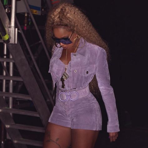 Mary J. Blige's Tour Looks Were Next Level - Essence Mary J Blige 90s Fashion, Mary J Blige 90s, Mary J Blige, Dapper Dan, Vintage Black Glamour, 90s Hairstyles, Mary J, Cute Fashion, Summer Girls